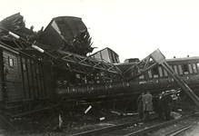 807705 Afbeelding van de ravage na de botsing tussen een personentrein en een goederentrein te Woerden.